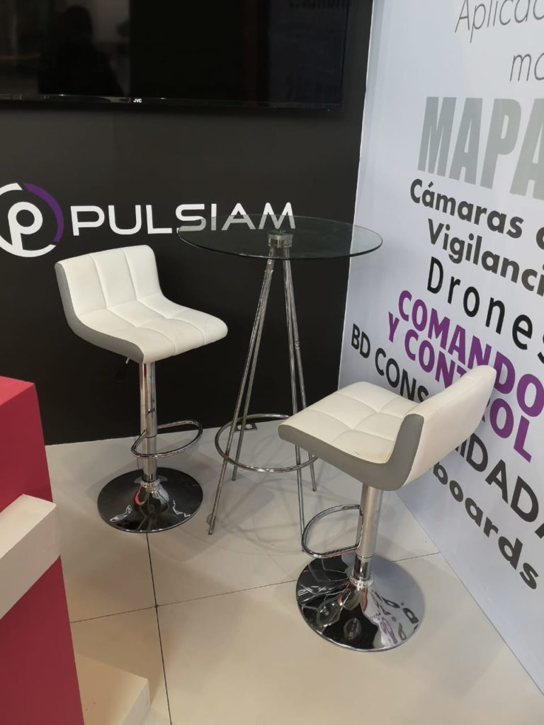 Stand para Expo NENA 911 de Pulsiam con sillas periquerasStand para Expo NENA 911 de Pulsiam con sillas periqueras