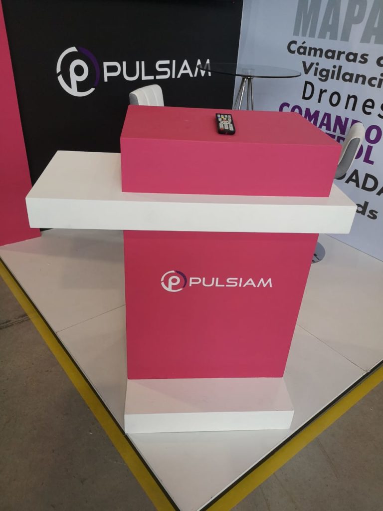 Stand Custom para Expo NENA 911 de Pulsiam con sillas periquerasStand para Expo NENA 911 de Pulsiam con mostrador personalizado